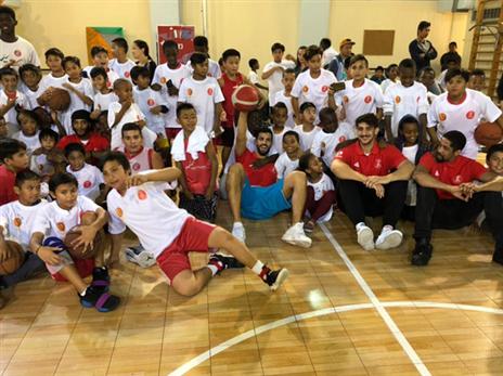 שחקני הפועל עם הילדים ברוגוזין. מטרה נעלה