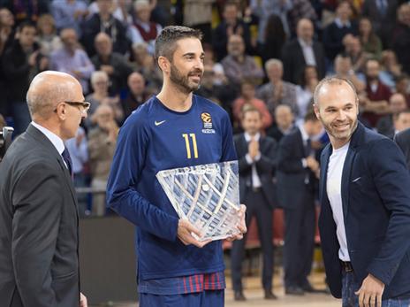 קיבל כבוד. נבארו (לצד אינייסטה) בטקס לפני המשחק (getty)