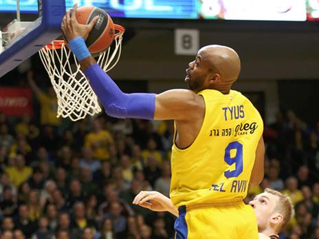 טיוס בדרך לסל. מכבי ת"א כבר חושבת על חולון (צילום: אלן שיבר)