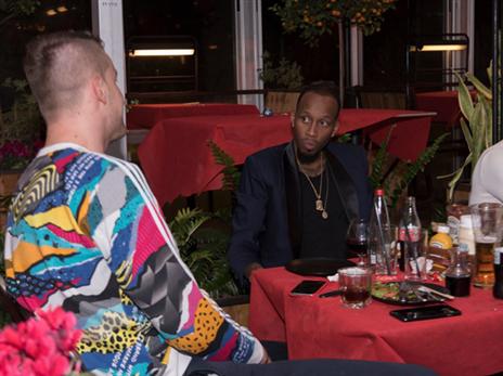 קינזי ואומיץ' בשיחה ערה (צילום באדיבות האתר הרשמי)