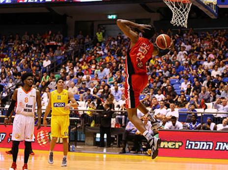 מי יתעופף הפעם בדרך לסל? (צילום: מנהלת הליגה)