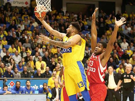 ג'ונה בולדן בדרך לסל של ירושלים (צילום: אלן שיבר)