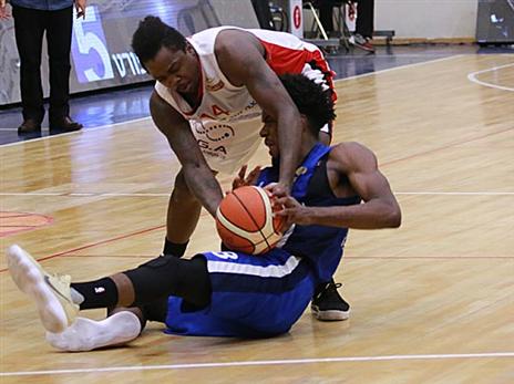 דוסון נאבק. מהפך גדול להרצליינים (צילום: מנהלת הליגה)