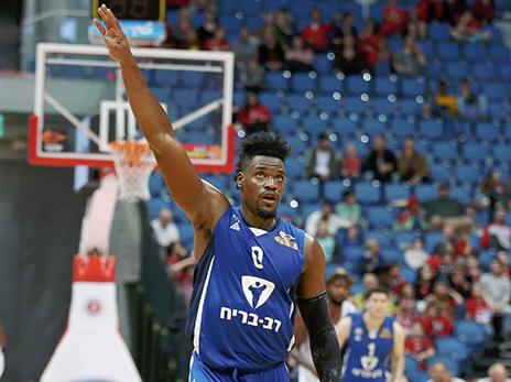 ג'ף אדריאן. שחקן חודש מרץ ינסה לסייע להרצליה (אלן שיבר)