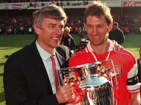 ונגר עם אדאמס. השינוי הגדול ביותר שעבר שחקן תחת הצרפתי (GETTY)