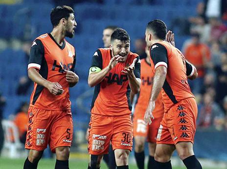 שחקני בני יהודה חוגגים את השוויון. (אלן שיבר)