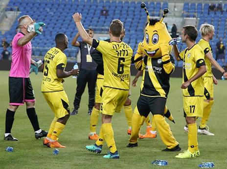 במעמד צד אחד. שחקני נתניה חוגגים (אלן שיבר)