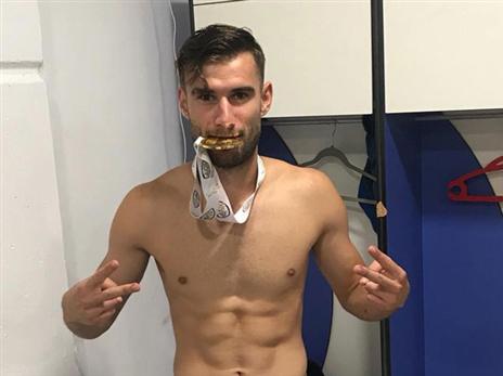 גינסארי בחדר ההלבשה