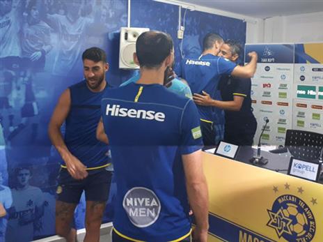 שחקני מכבי מברכים את יצחקי