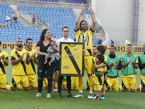 ברק בדש בטקס המכובד לפני המשחק עם בני יהודה. (אלן שיבר)