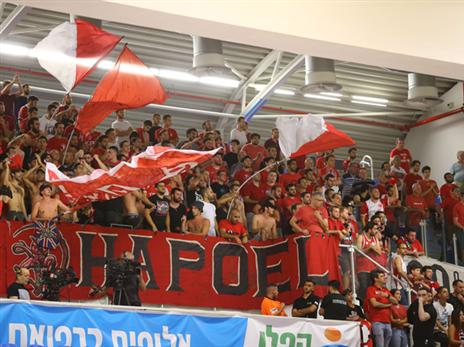 אוהדי הפועל תל אביב באשדוד. קבוצתם רחוקה ניצחון מפיינל פור (מנהלת הליגה)