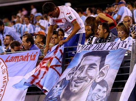 שוב הכל על הכתפיים של מסי (Getty)