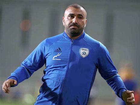 החולצה לא הלכה אליו. לוי (אלן שיבר)