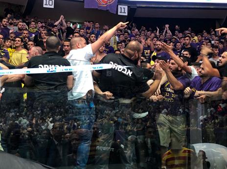 המהומה בתוך יציע אוהדי חולון