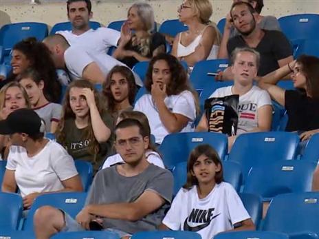 הקהל באצטדיון רמת גן בהלם