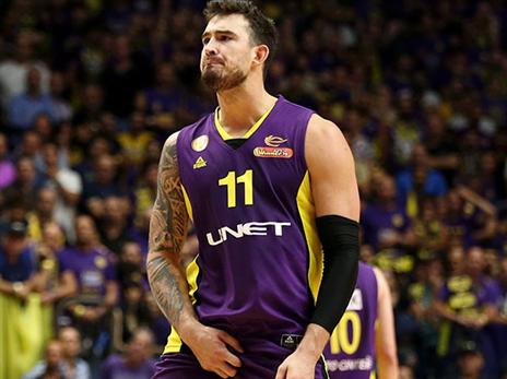 אלכסנדר התעמת עם הקהל הצהוב (אלן שיבר)