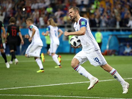 גילפי סיגורדסון קבע שוויון בפנדל מוצדק (getty)