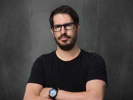 מתכנן מסע רכש רציני. חוגג