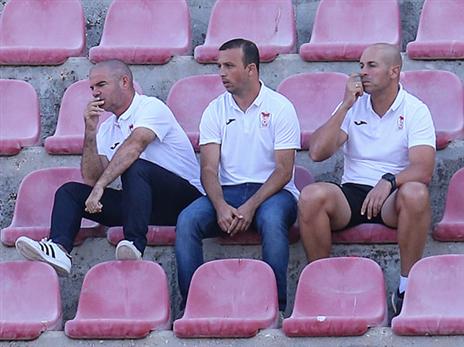 ימשיך לשבת ביציע. בן זקן (אלן שיבר)