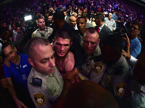 תמונות חריגות בסיום. חאביב הובל על ידי כוחות השיטור מחוץ לאולם (getty)