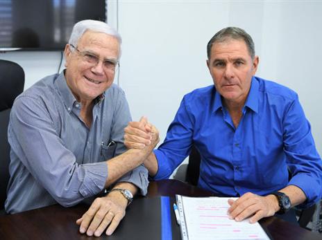 גוטמן עם שחר במעמד החתימה (תמונה באדיבות האתר הרשמי של מכבי חיפה)