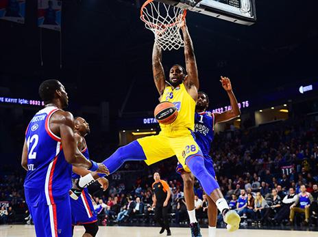 בלאק. הביג מן של מכבי בעוד משחק מאכזב (Aykut Akici, Getty)