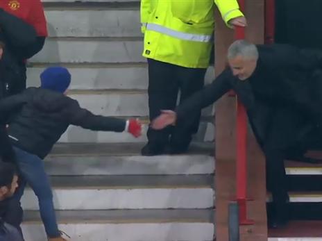 מוריניו מתנצל בפני האוהד הצעיר (טוויטר)