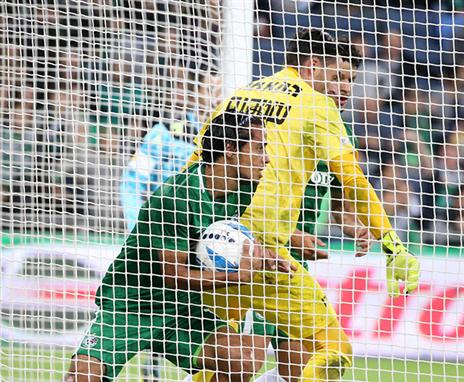 מתנדנד בין ההרכב לספסל. קהת (אלן שיבר)