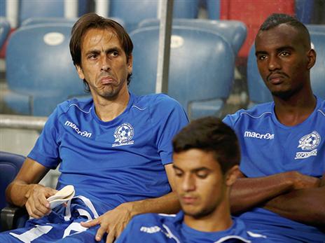 בניון על הספסל של פ"ת. עוד חוזר הניגון? (אלן שיבר)