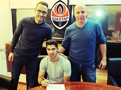 סולומון במעמד החתימה עם סוכניו גלעד קצב ושלומי בן עזרא