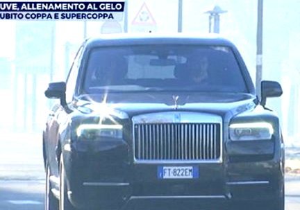 רונלדו משוטט ברולס רויס קולינן חדשה אותה הוא שוקל לרכוש(צילום: Sportmediaset)