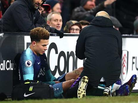 עלי מקבל טיפול אחרי שנפצע (getty, Clive Rose)