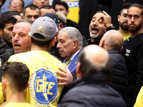 אוהדי מכבי ת"א נגד פרנקל. הרוחות לא נרגעות (אלן שיבר)