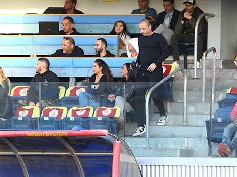 ירד לאיזור הספסלים. בן זקן (לירון מולדובן)