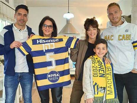 משפחת כהן עם חולצת הרטרו (האתר הרשמי של מכבי ת"א)