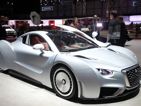 מכונית העל של חברת 'היספנו-סויצה' (ספרדי-שוויצרי). מבוססת על אאודי R8 עם הספק של 1,005 כ"ס והאצה ל-100 קמ"ש ב-2.8 שניות, ועד 380 קמ"ש מרביים. השורשים של החברה קבורים אי שם ב-1904 ולאורך עשורים רבים של המאה הקודמת. עסקה בפיתוחים הנדסיים לעולם הרכב וגם התעופה. רואים לא?