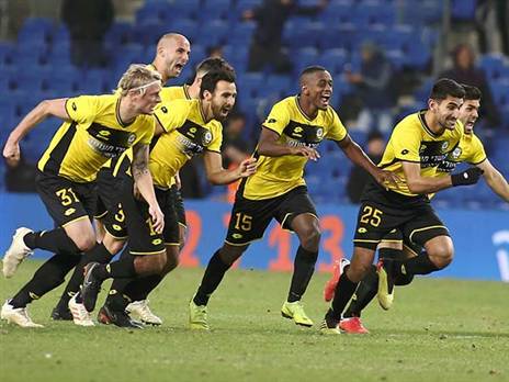 שחקני נתניה חוגגים בגביע. לא הפסידו העונה לב"ש (אלן שיבר)