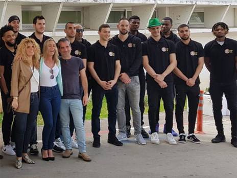 המסורת נמשכת. שחקני חולון בביה"ח (האתר הרשמי)