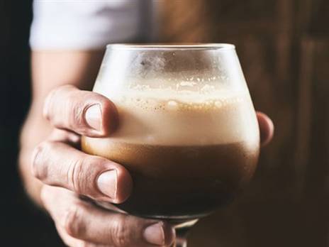 קולדי מברז בירה: גביע זכוכית מלא בקפה צונן עם קרמה חלומית | צילום: אמיר מנחם