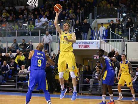 אומר שלום לנמל. שושי (צילום: מנהלת הליגה)