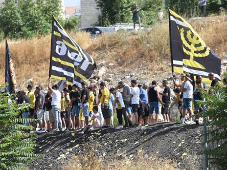 כ-1000 אוהדים הגיעו לבית וגן (אייל ספקטור)