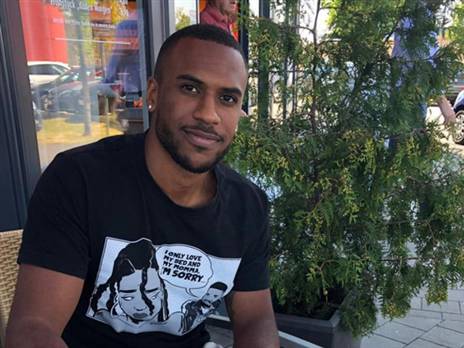 המקשר בן ה-18 מגיע לגרמניה (באדיבות מ.כ. חולון)