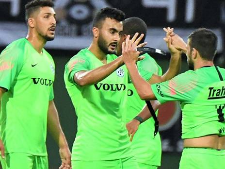 מנוחה לשחקנים לפני שטרסבורג (האתר הרשמי של מכבי חיפה)