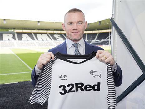 החלוץ מוצג בביתו החדש (צילום: טוויטר)