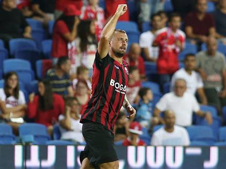 אחרי שנתיים בקבוצה, הבלם הרומני ייפרד (צילום: אלן שיבר)