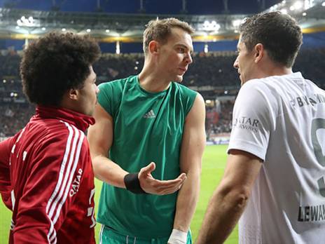 נוייר ולבנדובסקי מנסים להבין מה קרה (getty)