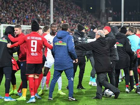 מכות או כדורגל? שחקני הקבוצות מתעמתים (getty)