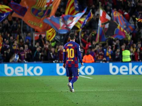 מסי על רקע הקאמפ נואו. יסיים שם את הקריירה? (getty)