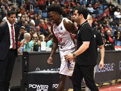 בראון נפצע לקראת ההפסקה ולא חזר לשחק (דב הליקמן)