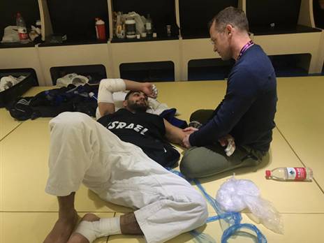 בוטבול מטופל על ידי פיזיותרפיסט הנבחרת אורי זמיר. החלמה מהירה (איגוד הג'ודו)